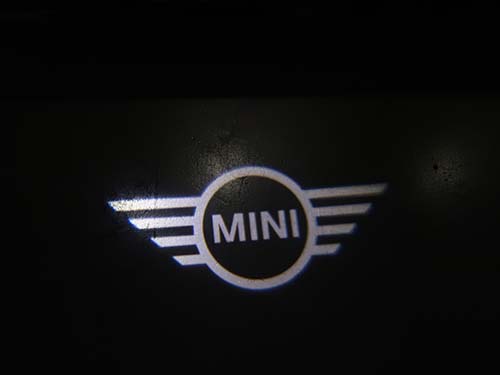 MINIロゴが投影された助手席側足元