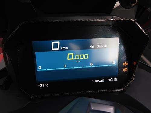 C400GTの標準メーターデザイン