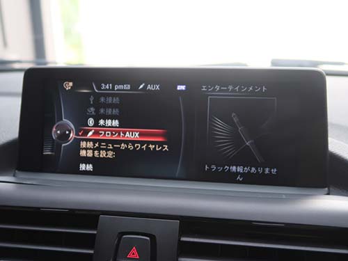 音声はフロントAUX端子から出力