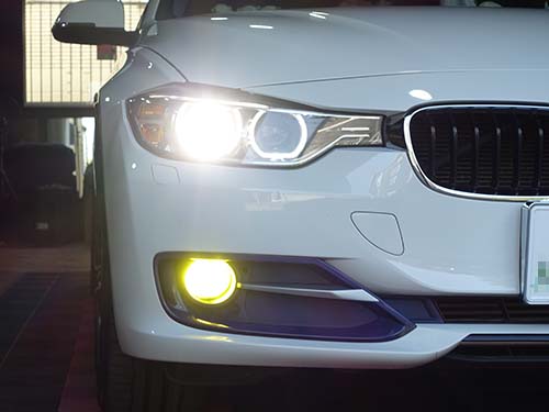 LEDバルブ装着後、2900K黄色光点灯の写真