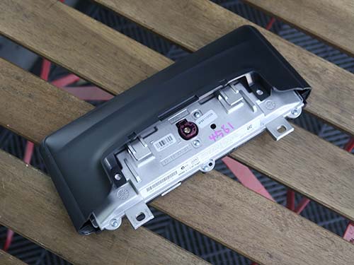 BMW純正中古モニターを使用した修理