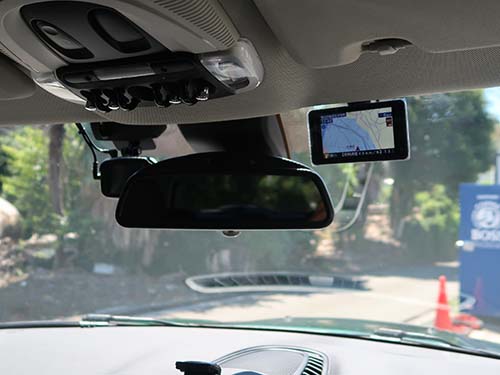 本体は運転席側フロントウインドウ上部に設置