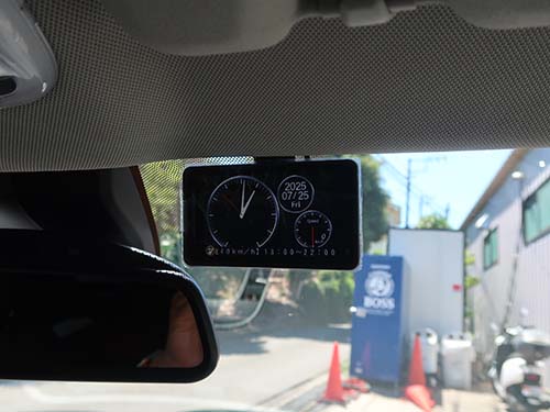 本体は運転席側フロントウインドウ上部に設置