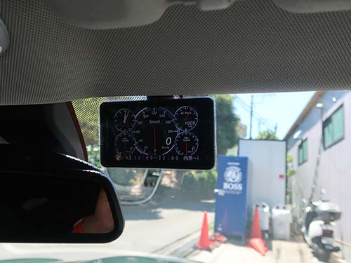 本体は運転席側フロントウインドウ上部に設置
