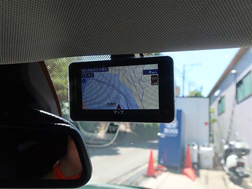 本体は運転席側フロントウインドウ上部に設置