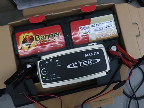 事前に新品AGMバッテリーをバッテリチャージャーで満充電