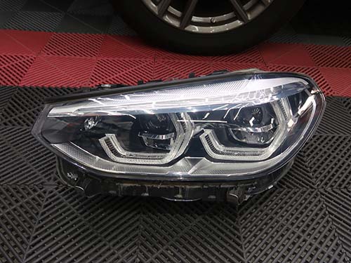 ヘッドライトを車両から取り外し