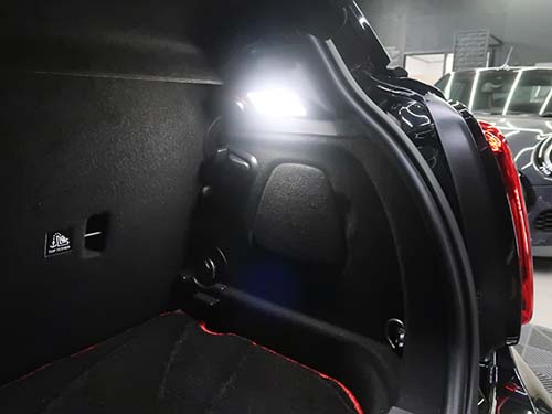 LEDユニット装着後の点灯(荷室全体をしっかり照射)