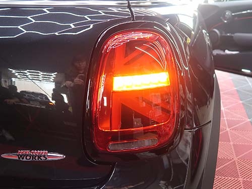施工後のミニ シーケンシャルウインカー発光シーン