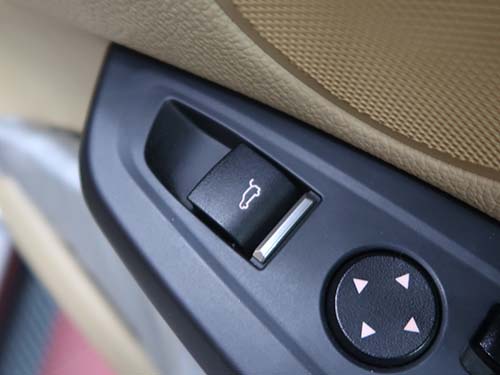 運転席ドアのスイッチでトランクワンタッチクローズ有効化