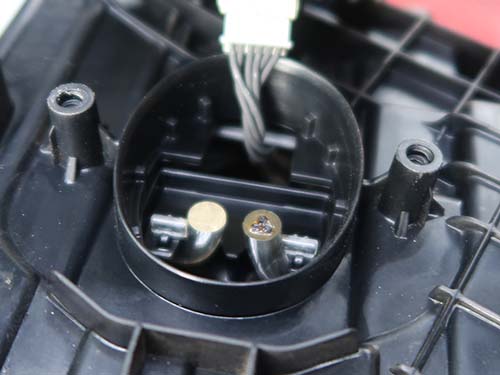 LEDの高熱によってアクリルが溶け、焦げ付いたような状態
