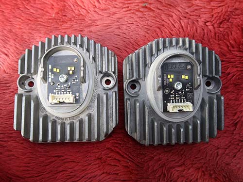 LEDの高熱によってアクリルが溶け、焦げ付いたような状態