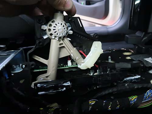 破損している内部パーツを新品に交換