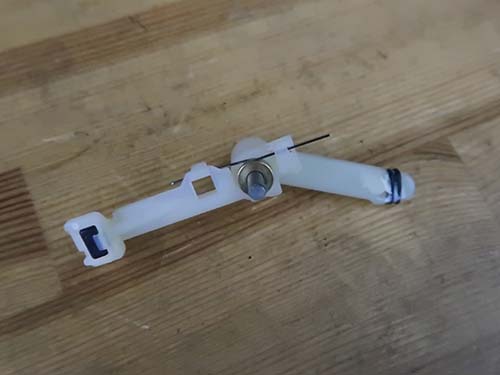 破損している内部パーツを新品に交換