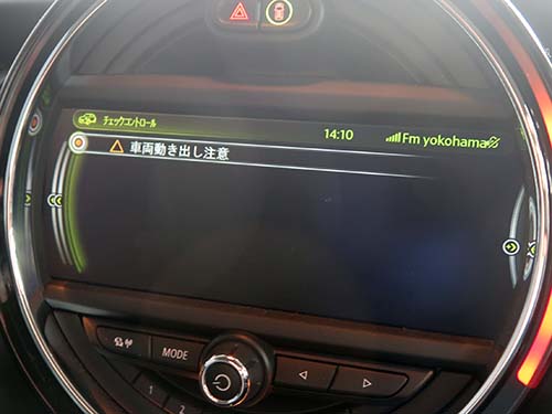MINI 車両動き出し注意という警告メッセージ
