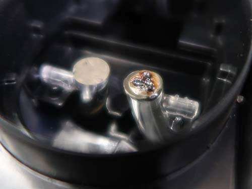 アクリル部分が激しく溶解