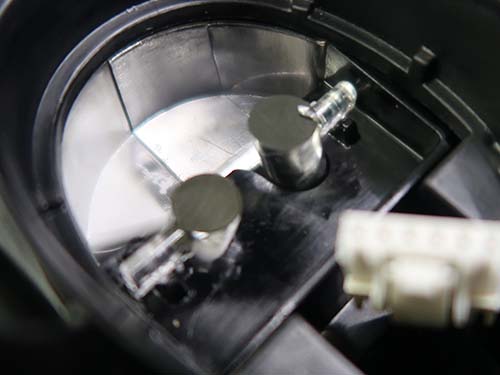 磨き作業を施してLEDの照射面に光沢