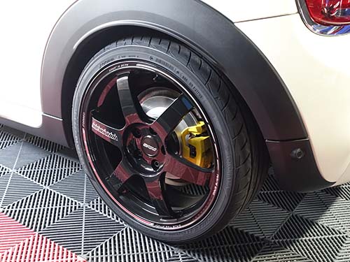 VOLK RACING製アルミホイールの隙間から覗く鮮烈なイエローキャリパー
