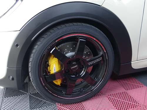 VOLK RACING製アルミホイールの隙間から覗く鮮烈なイエローキャリパー