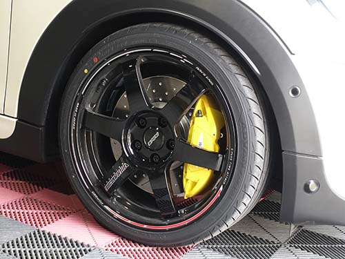 VOLK RACING製アルミホイールの隙間から覗く鮮烈なイエローキャリパー