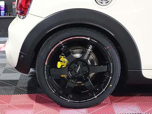 VOLK RACING製アルミホイールの隙間から覗く鮮烈なイエローキャリパー