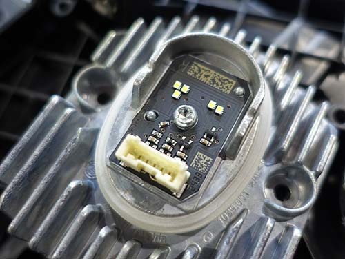 BMW純正新品のデイライト用LEDモジュールに交換