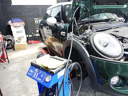 交換作業には ATE (アーテ)製 ブレーキ圧送機【FB-30SR】 を使用