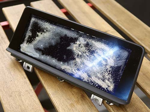 表面のガラスと液晶パネルの間にある中間層の劣化