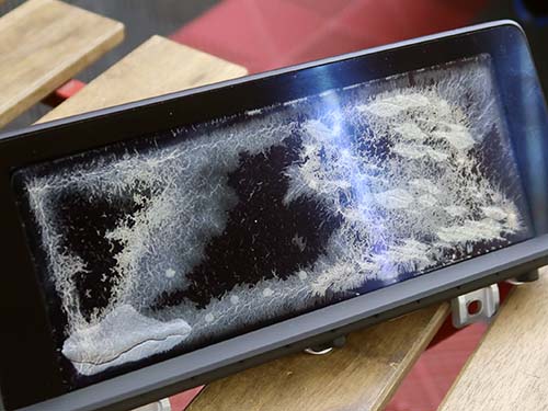 表面のガラスと液晶パネルの間にある中間層の劣化