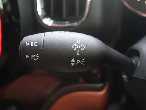 ライトスイッチを「AUTO」でロービーム点灯中にスイッチを押す