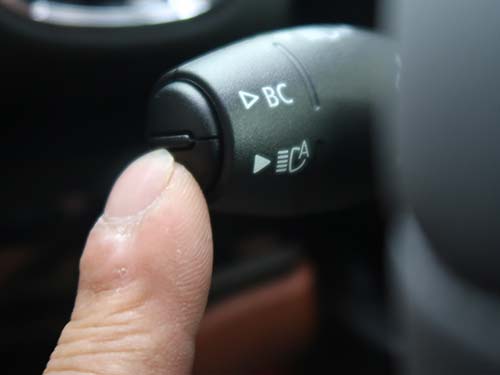 ライトスイッチを「AUTO」でロービーム点灯中にスイッチを押す