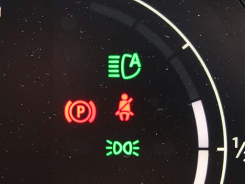 ライトスイッチを「AUTO」でロービーム点灯中にスイッチを押す