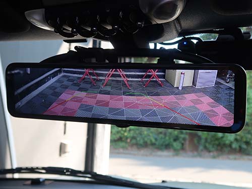 シフトをリバースに入れると自動的に駐車用映像へ切り替わります