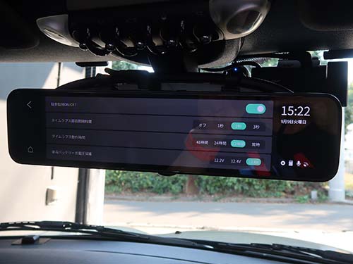 駐車監視機能も標準搭載されており、タッチパネル操作で簡単に設定