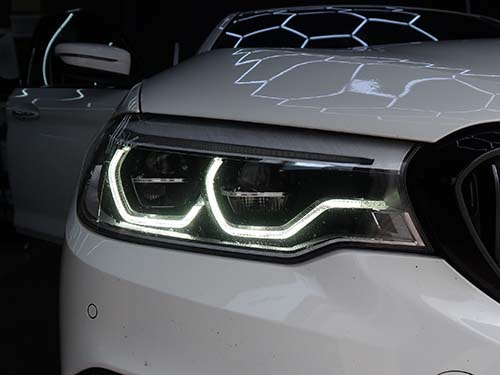 運転席側デイライトはアクリルリペアとLEDモジュール交換を施工済
