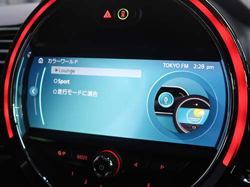 ブラックとライトブルーの2種類からテーマを選択可能
