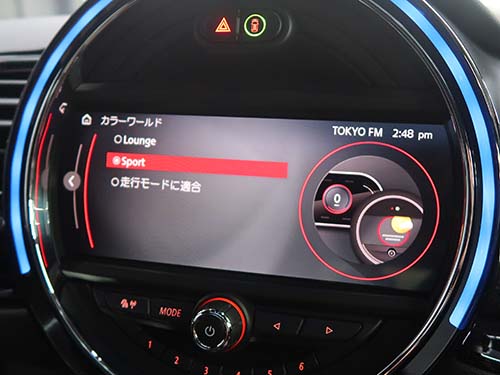 ブラックとライトブルーの2種類からテーマを選択可能