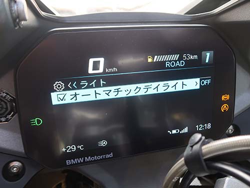 液晶メーターパネル内に新たに「オートマチックデイライト」の項目が出現