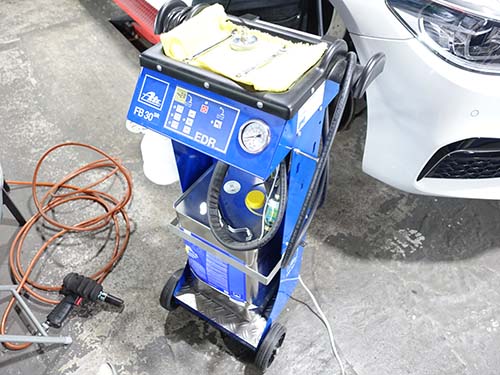 ATE製ブレーキ圧送機(FB-30SR)を使用して圧送交換