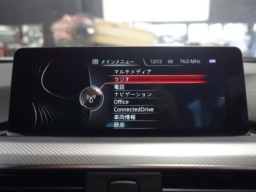 モニターにBMWの起動画面が映し出され、無事にシステムが起動