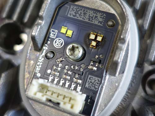 アクリル内部にLEDの形で焼け跡があり、茶色く変色