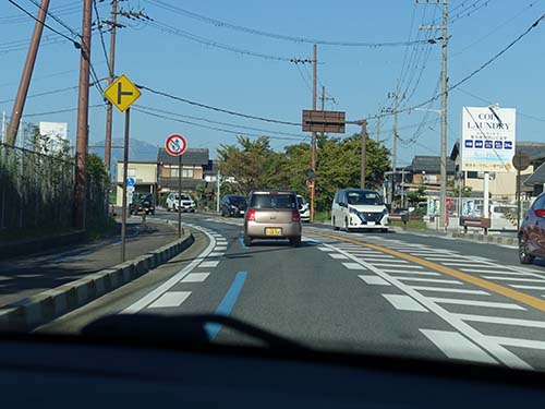 道路標識に表示されている制限速度や追越禁止情報がメーターパネルやヘッドアップディスプレイにリアルタイムで表示