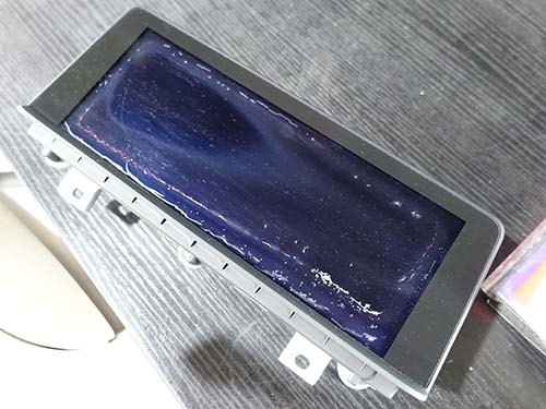 モニター表面にクラックが入ってしまった