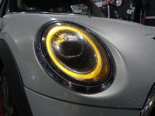 運転席側のデイライトが茶色く変色して暗くなってしまった