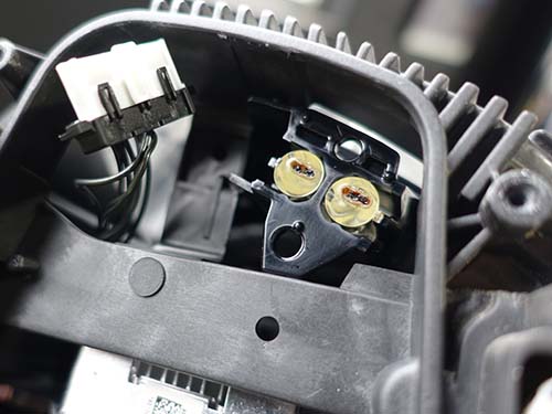 LEDの配置通りにアクリルが茶色く焼き付いた跡