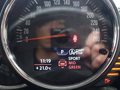 ドライビングモードは SPORT／MID／GREEN の3モードを切り替え