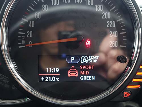 ドライビングモードは SPORT／MID／GREEN の3モードを切り替え