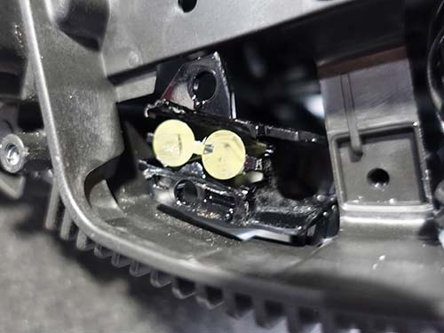 アクリル部分を専用の研磨工具で丁寧に削り落とし光沢ある平滑面へと仕上げ