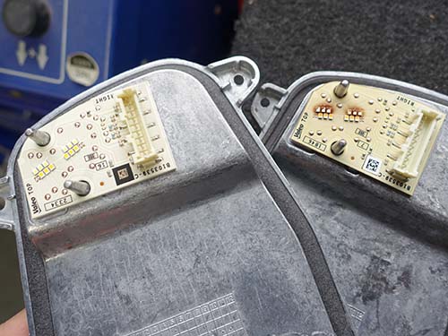 ミニ純正新品のデイライト用LEDモジュールを組み込み