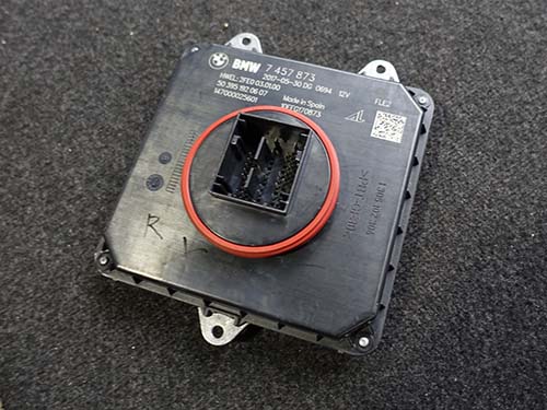 原因はヘッドライト本体ではなく「FLE2（Front Light Electronics）」の不具合